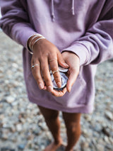 Kangourou à capuchon surdimensionné "beach" teint naturellement - Avec logo