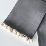 Linge à vaisselle en pur lin, certifié Oeko-Tex avec pompoms - Gris Pigeon