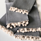 Linge à vaisselle en pur lin, certifié Oeko-Tex avec pompoms - Gris Pigeon