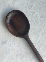 Cuillère profonde de cuisine, à long manche sculptée à la main - Noyer