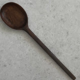 Cuillère profonde de cuisine, à long manche sculptée à la main - Noyer
