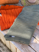 Jeté et couverture en tricot plissé - Sauge